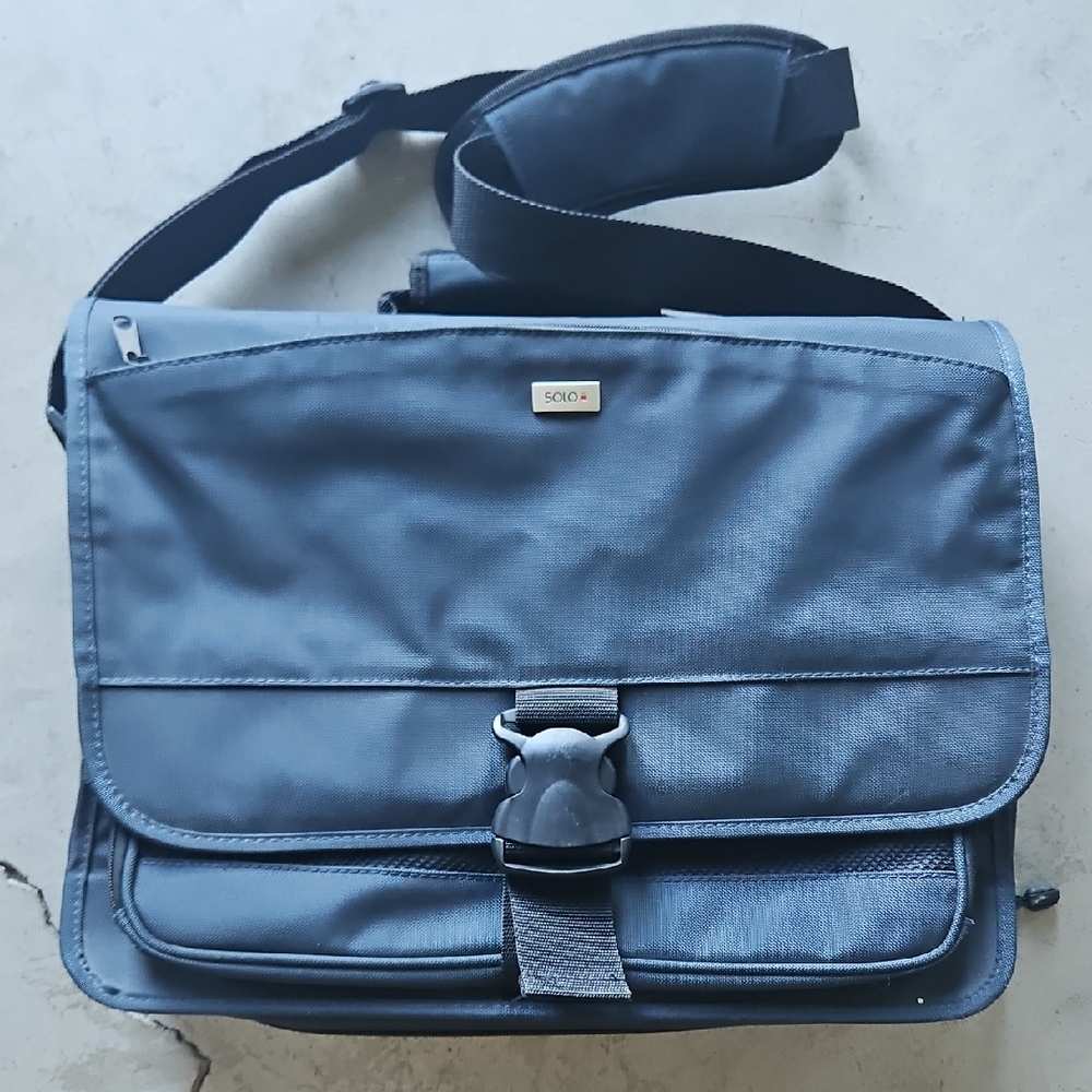 Solo Dark Navy Laptop Expandable Messenger Bag Luggage 17x12x5.5